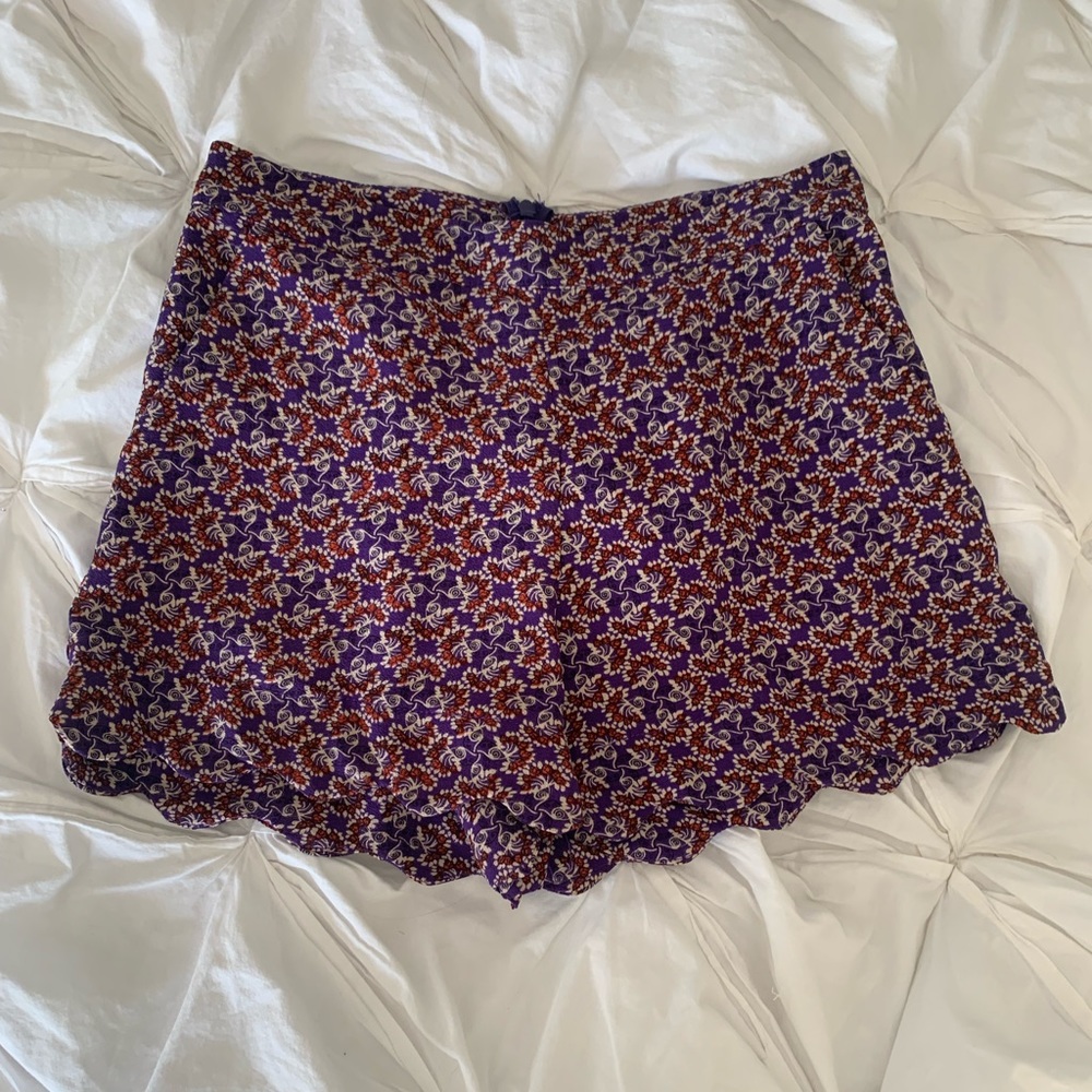 Printed purple scalloped shorts